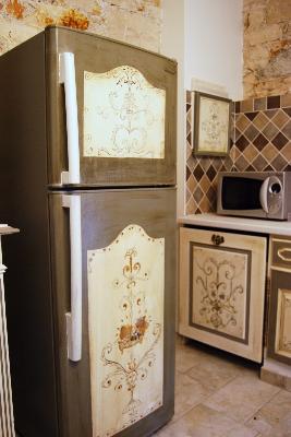 relooking refrigerateur relooking meubles et objets,surcyclage,meubles peints,mobilier 100% recyclés,specialiste meuble peint depuis 1997,spécialiste meuble peint 